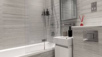 Secador de pelo, toallas, jabón, shampoo