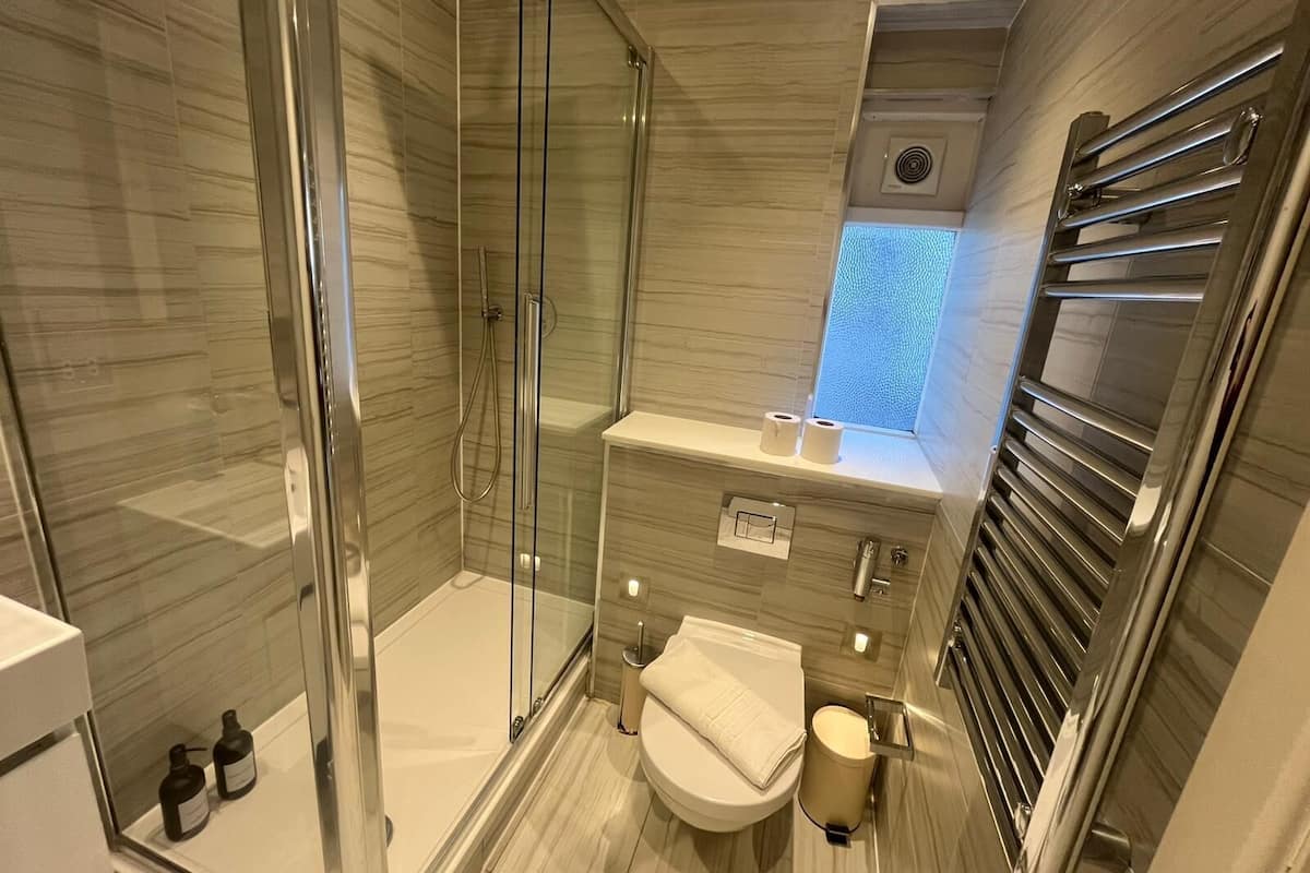 Deluxe Studio, Private Bathroom | Bathroom | Hair dryer, towels, soap, shampoo