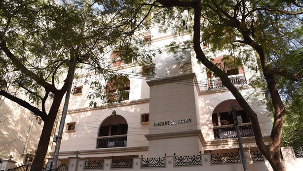 Un bâtiment sur lequel on peut lire l’inscription « ANJANI HALLION ».