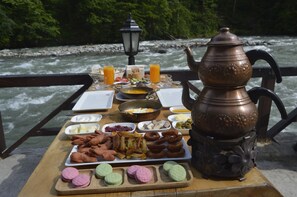 Free daily buffet breakfast - Ayder Valley Palace (Camlihemsin)
