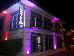 Front of property - evening/night - Kaan Hotel (Cesme)