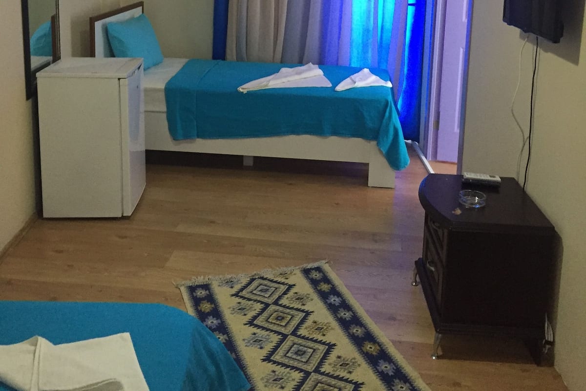 Vierpersoonskamer, 1 slaapkamer, gedeeltelijk uitzicht op zee | Een bureau, extra bedden, gratis wifi