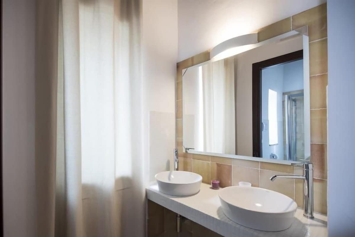 Salle de bain | Douche, articles de toilette gratuits, sèche-cheveux, bidet