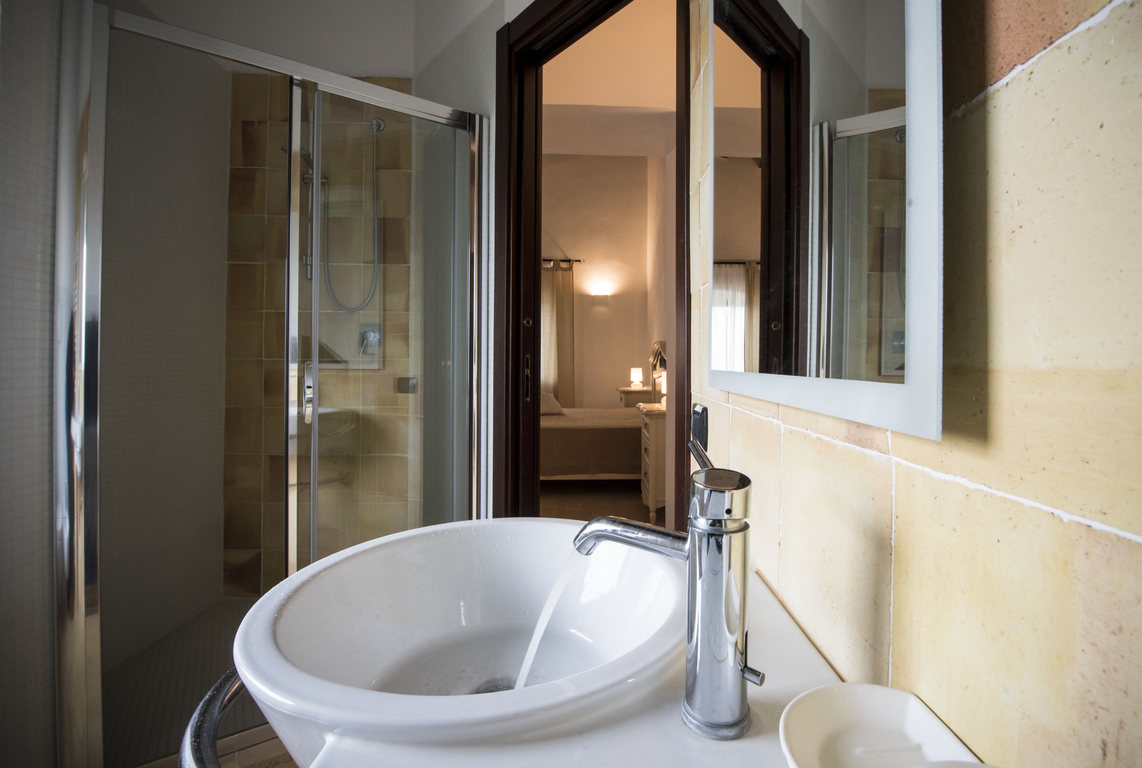 Habitación Confort | Baño | Ducha, artículos de higiene personal gratuitos, secador de pelo y bidé