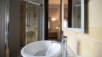 Habitación Confort | Baño | Ducha, artículos de higiene personal gratuitos, secador de pelo y bidé