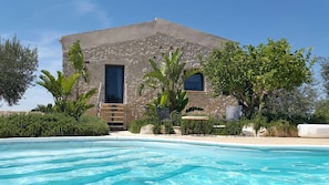 Kauden mukainen ulkouima-allas