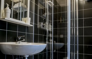Quadruple Room | Bathroom | Shower, hair dryer, bidet, towels - Taggarb B&B (Naples)