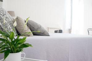 Double Room | Premium bedding, desk, soundproofing, free WiFi - Taggarb B&B (Naples)