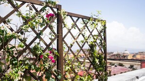A wooden lattice structure with climbing plants and flowers. - Taggarb B&B (Naples)