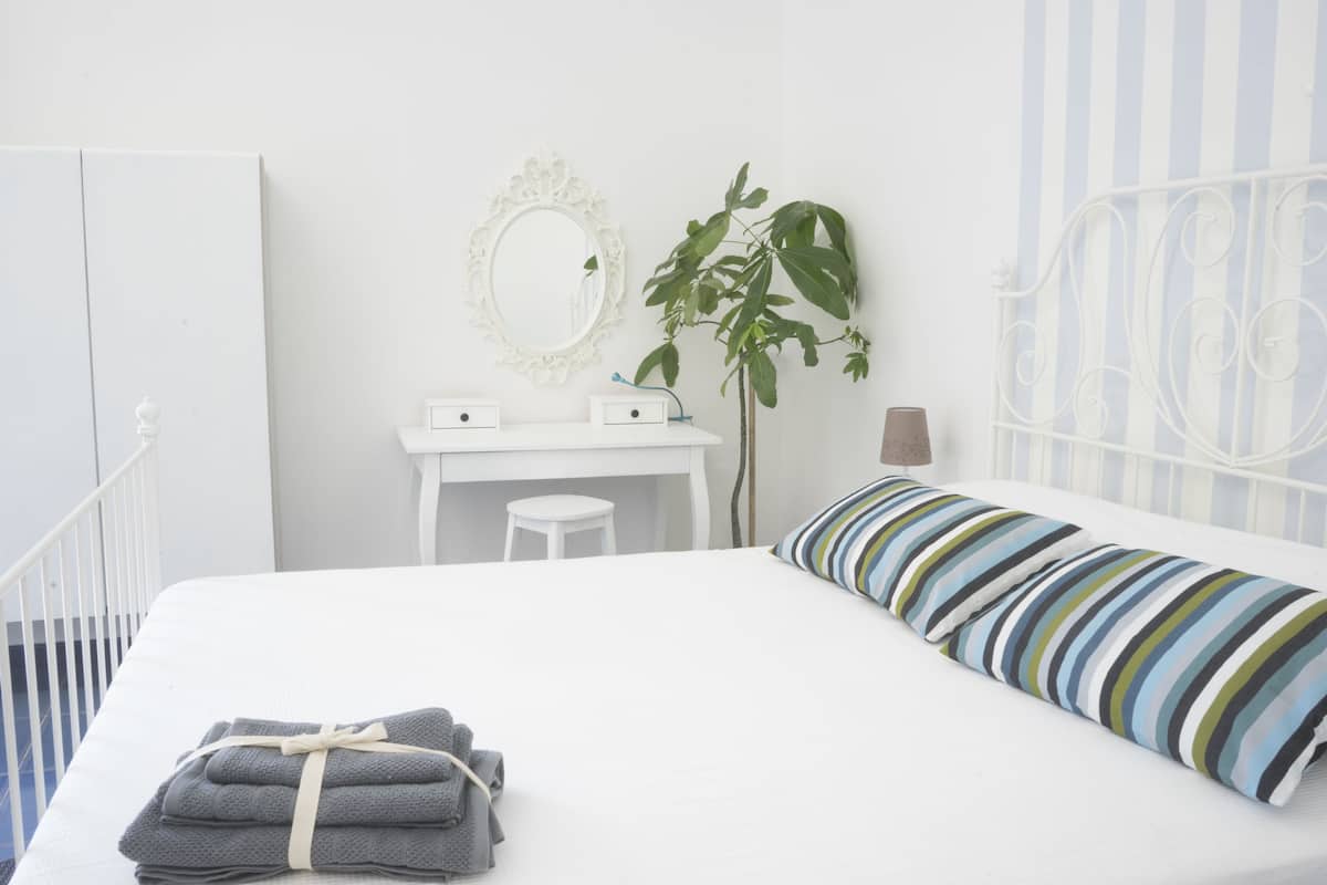 Habitación cuádruple | Ropa de cama de alta calidad, escritorio, insonorización y wifi gratis