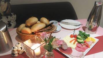 Petit déjeuner buffet (11.90 EUR par personne)