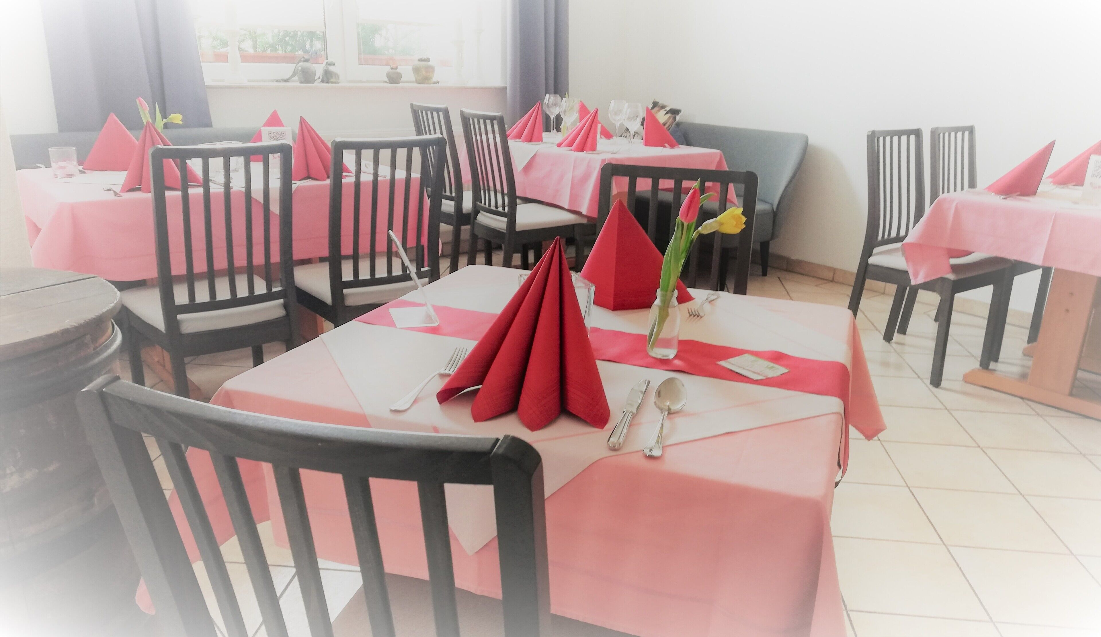 Breakfast, lunch, dinner served; local and international cuisine 