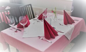 Breakfast, lunch and dinner served - Alte Molkerei Hotel & Restaurant (Koelleda)