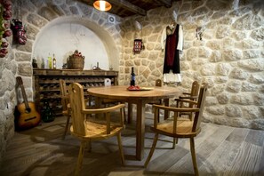 Huoneisto, merinäköala (Tavern, A6) | Ruokailu omassa huoneessa