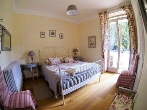 Luxury Double Room (Bambou) | Premium bedding, memory-foam beds, individually decorated - Les Luz Chambres d'hôtes (Uzeste)