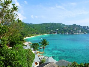 A coastal view with a beach, clear turquoise waters, and lush greenery. - OK2 Bungalow (Koh Tao)