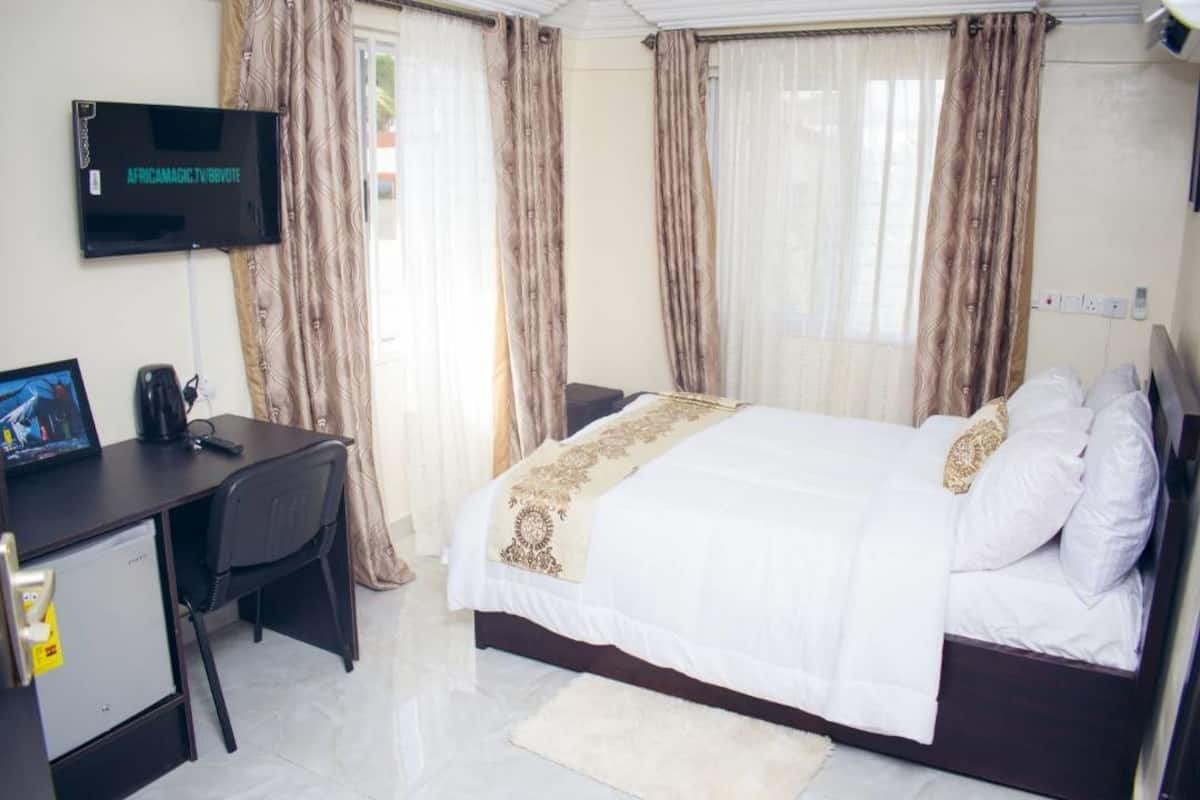 1 bedroom, premium bedding, in-room safe, desk