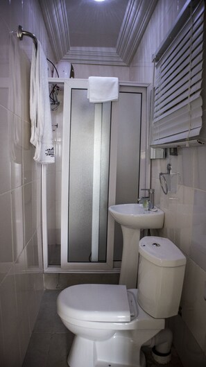 Standard Room | Bathroom | Free toiletries, towels