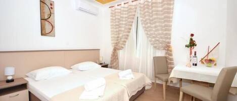Chambre Double (Guest House Mia (ST) - Twin Room with) | Literie de qualité supérieure, coffres-forts dans les chambres