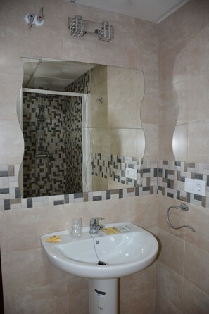 Habitación con 1 cama doble o 2 individuales | Baño