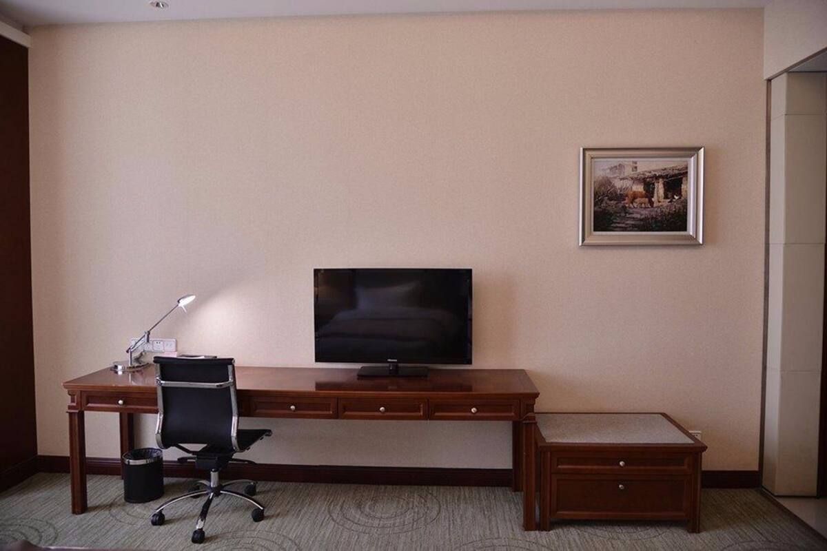 Habitació doble Deluxe | Caixa forta a l'habitació, escriptori i cortines opaques 