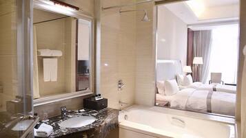 Phòng đôi Deluxe | Phòng tắm | Vòi sen/bồn tắm kết hợp, đồ dùng nhà tắm miễn phí, máy sấy tóc