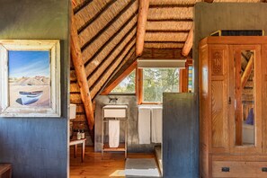 Baignoire et douche séparées, baignoire relaxante profonde