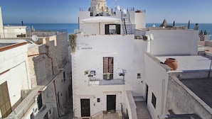 Um edifício branco com uma cúpula e uma placa que diz 'Casanita'.