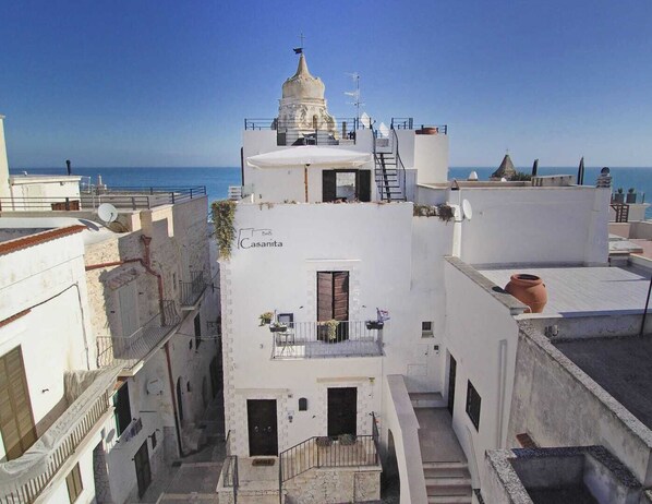 Un bâtiment blanc surmonté d’un dôme et portant une enseigne sur laquelle on peut lire « Casanita ».