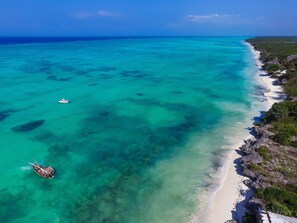 Ubicación a pie de playa y arena blanca