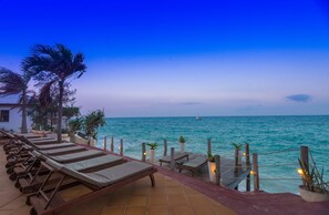 Ubicación a pie de playa y arena blanca