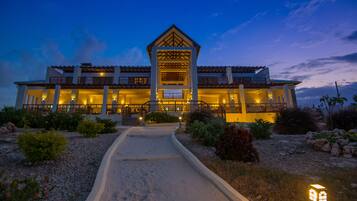 Voorkant accommodatie - avond/nacht