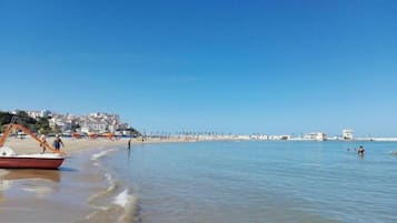 Plage privée à proximité, sable blanc, chaises longues, parasols