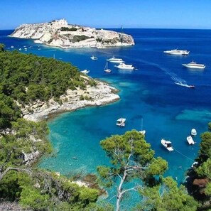 Praia particular nas proximidades, areia branca, espreguiçadeiras 