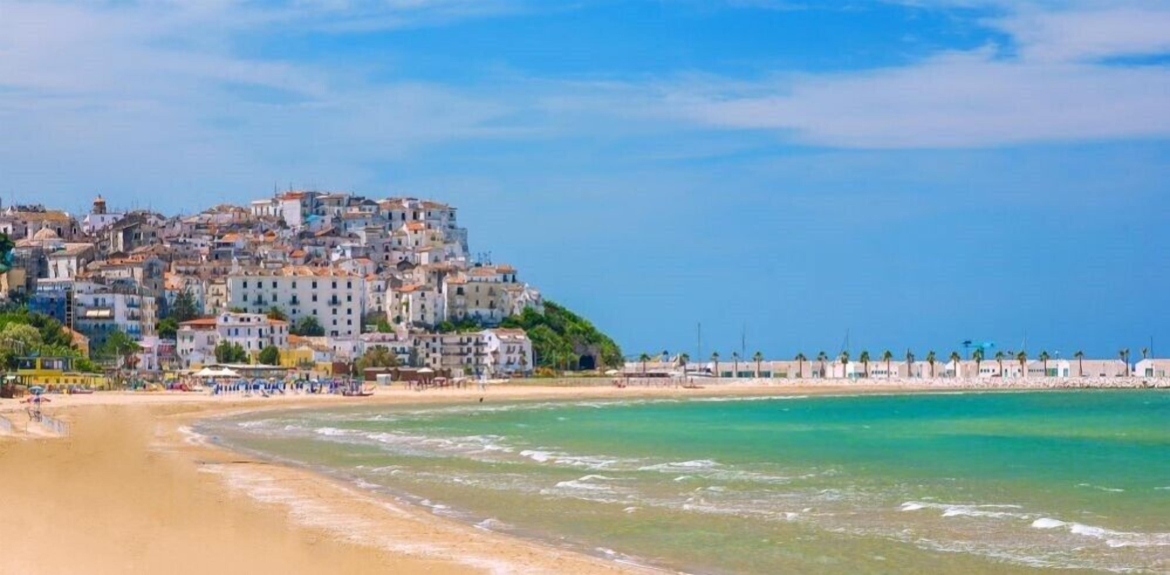 Privat strand i nærheten, hvit sand, solsenger og parasoller