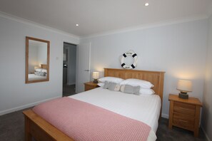 Apartamento superior, 2 quartos, vista para o mar (No dogs) | Roupas de cama premium, individualmente decorados