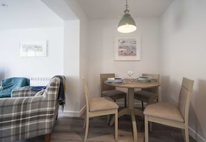 In-room dining - Mawgan Porth Apartments (Newquay)