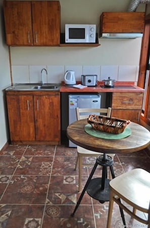 Refrigerador, microondas, parrilla de estufa y tetera eléctrica 