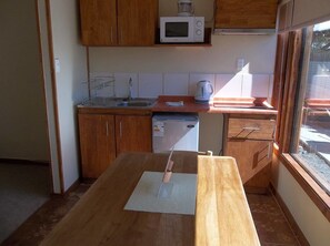 Apartment | Eigene Kochnische | Kühlschrank, Mikrowelle, Herdplatte, Wasserkocher