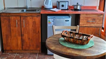 Departamento | Cocineta privada | Refrigerador, microondas, parrilla de estufa y tetera eléctrica