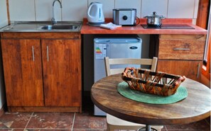 Apartamento | Cozinha americana privada | Geladeira, micro-ondas, cooktop, chaleira elétrica