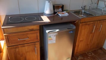 Apartemen | Dapur kecil pribadi | Lemari es, microwave, kompor, dan ketel listrik
