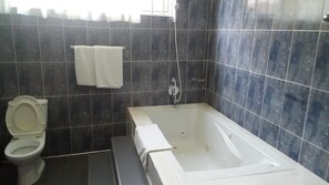 Combined shower/bathtub, deep-soaking bathtub, free toiletries, towels - White Stone Lodge (Accra)