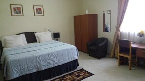Phòng Deluxe, 1 giường cỡ queen | Két bảo mật tại phòng, bàn, truy cập Internet không dây miễn phí 