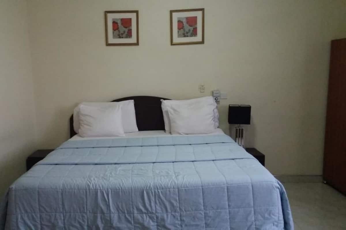 Deluxe Room, 1 Queen Bed | In-room safe, desk, WiFi (free), bed sheets