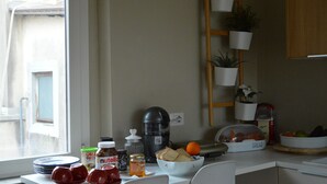 A kitchen with a coffee maker, toaster, and various kitchen items on the counter. - Le 4 Leggende (Catania)
