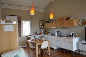 Grand réfrigérateur, cafetiÚre/bouilloire, bouilloire électrique