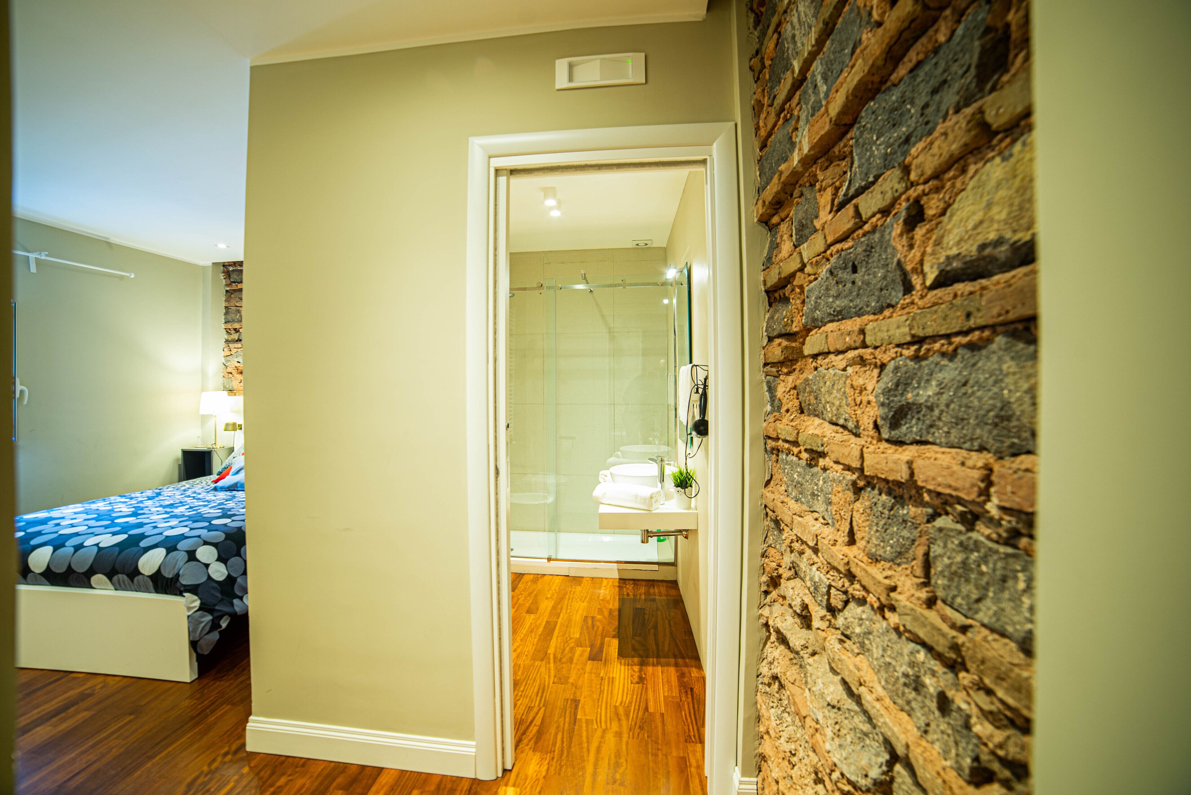 Habitación Deluxe doble | Ropa de cama de alta calidad y colchones viscoelásticos