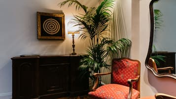 Coin salon dans le hall