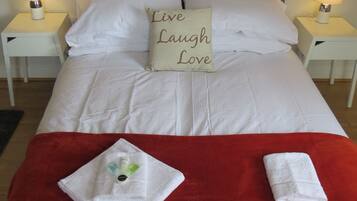 1 kamar tidur, tirai kedap cahaya, dan setrika/meja setrika